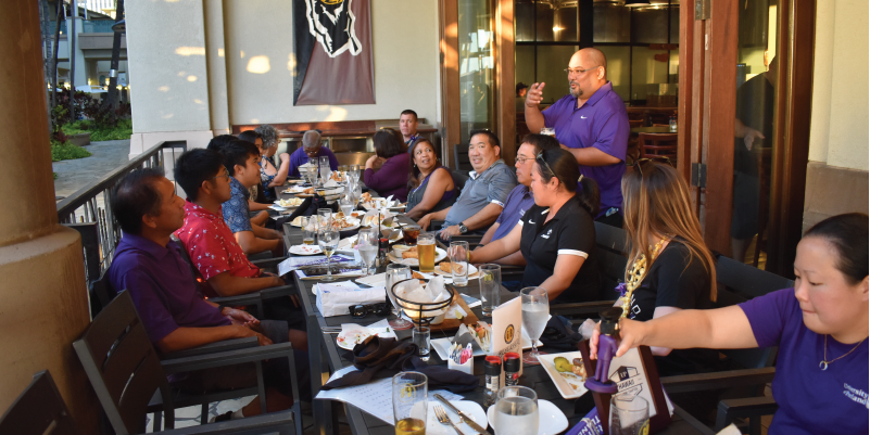 Alumni eating their meal at Gordon Biersch Brewery.