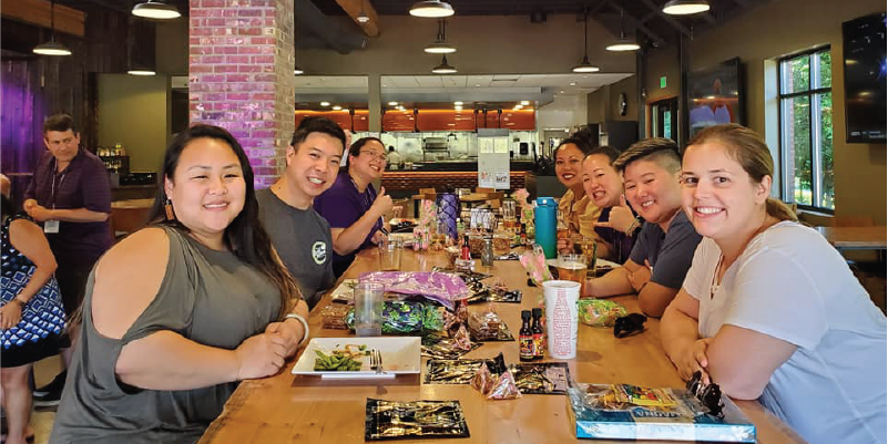 Hawai'i alumni eating at the Pilot House.