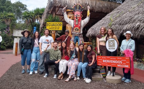 Quito Faculty-led program is posing in front of a welcome sign