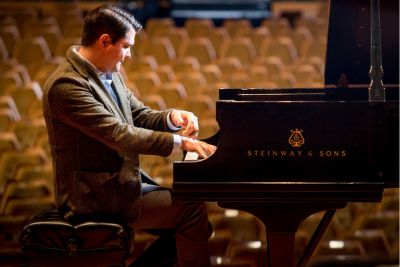 piano player